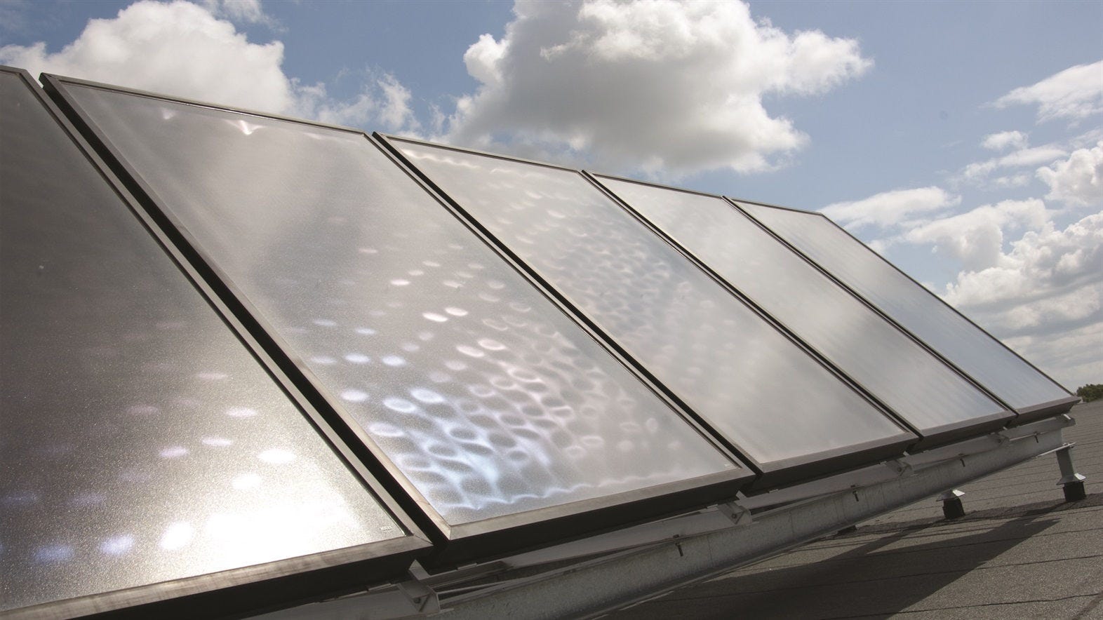 Panele słoneczne zasilają pompę ciepła Daikin dla energooszczędnego ogrzewania domu